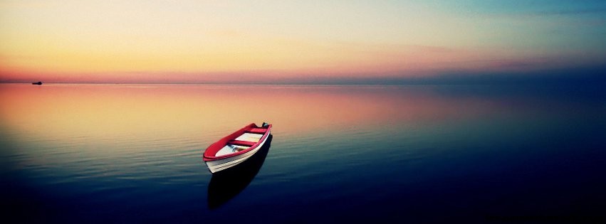 Petite-barque-au-milieu-de-leau-